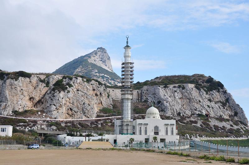 DSC_0269_mesita_a_kopec.JPG - Najjužnejšia mešita (a jedna z najväčších) v Európe, vzadu vrch Gibraltárskej skaly (426 m)