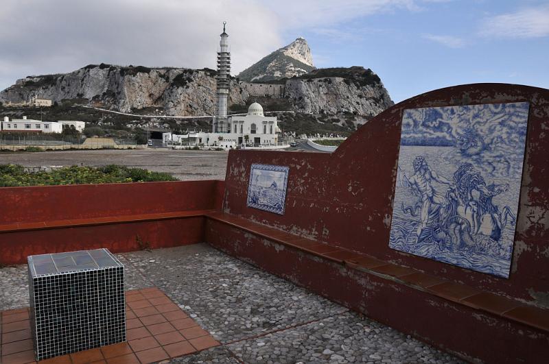 DSC_0272a.jpg - Podľa legendy bájny Herkules odtrhol Európu od Afriky a Gibraltárska skala je pozostatok jednej jeho nohy