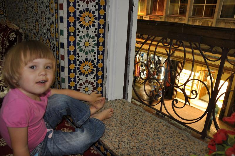 DSC_0336_mala_hipisacka.JPG - Malá hipisáčka (prvý večer v Maroku)