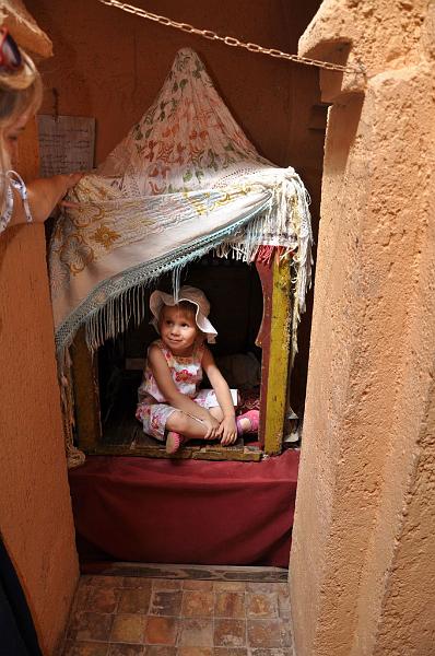 DSC_0460-princezna_v_nositkach.JPG - Skrýša pre nevestu (v múzeu Chefchaouenu)