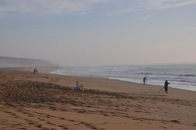 DSC_0599-rybari.JPG - Okrem niekoľlkých turistov a pár miestnych rybárov bola celá pláž prázdna