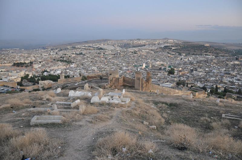 DSC_0725-hrobky.JPG - Fézska medina ako na dlani (v popredí stredoveké hrobky)