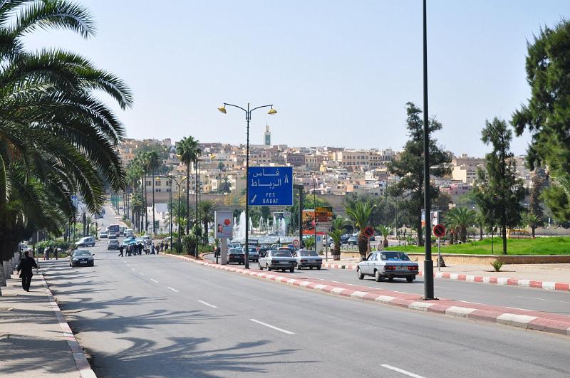 DSC_0781.JPG - Meknés, prechod z ville nouvelle do mediny (v pozadí)