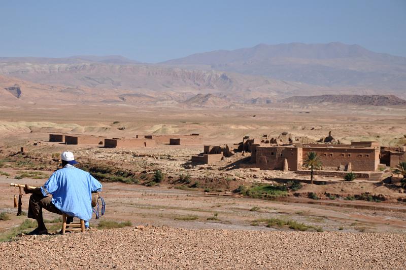 ESC_0012a-muzikant_ait_benhaddou.jpg - Krajina berberov