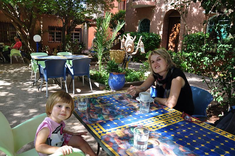 ESC_0024-obed_zahrada.JPG - Obedňajšia pauza vo výbornej záhradnej reštaurácii neďaleko Marakéša