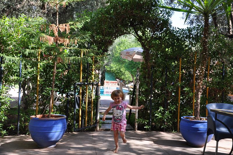 ESC_0027-beh.JPG - Justínka práve hlási novinku, že vzadu majú aj bazén