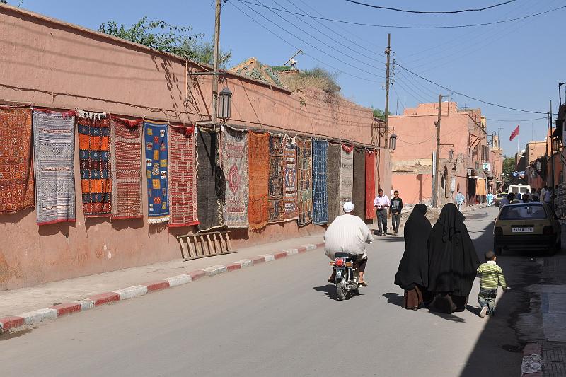 ESC_0261a-vsadepritomne_motorky.jpg - Marakéš, pouličná výstava kobercov