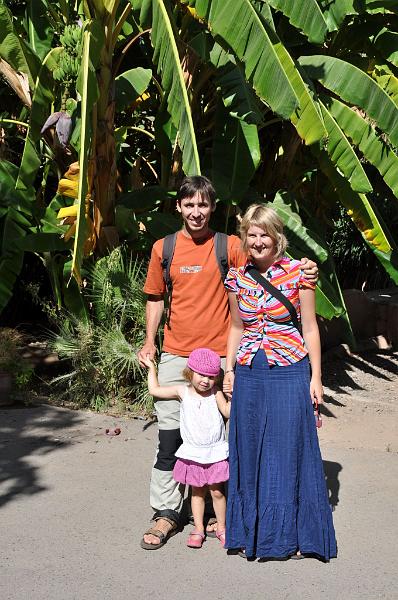 ESC_0265-v_zahrade.JPG - Marakéš, pred banánovníkom v záhrade paláca Bahia