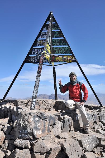 ESC_0402-vrcholovka_light.JPG - Na vrchole Jebel Toubkal (4167 m)