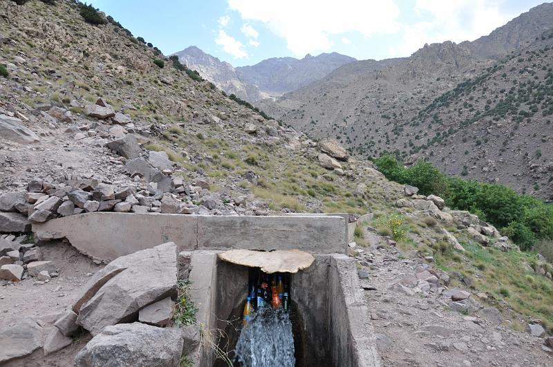 ESC_0448-drinky.JPG - Chladené nápoje (vzadu vľavo Jebel Toubkal)