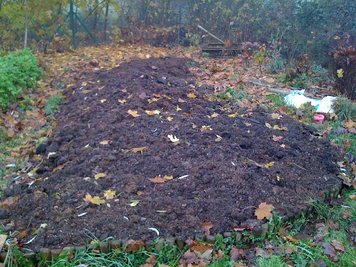 IMG_0061.JPG - Prvni zahon zryty a navezeno tak 10-15 kolecek kompostu a presunu se vedle:)